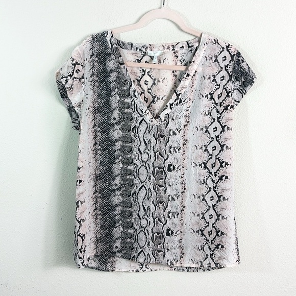 Joie 100% Silk Snakeskin Print Short Sleeve Blouse size Large Light Pink & Grey - Picture 1 of 7